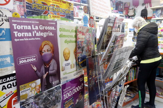 A woman buying a 'La Grossa' lottery ticket in Figueres (by Xavier Pi)